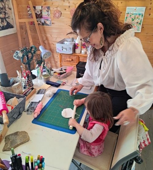 Atelier d'art-thérapie à Séranon : une enfant modèle de la pâte, accompagnée par la thérapeute