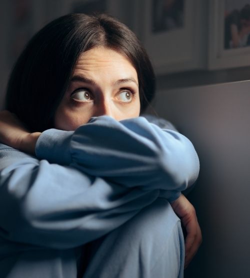 Personne inquiète, repliée sur elle-même